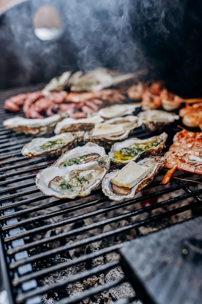 Barbacoa de mariscos Barbacoa Colección de ostras de pulpo Camarones tigre de almejas a la parrilla en la parrilla