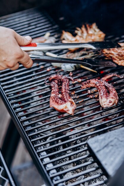 Barbacoa de mariscos BBQ. Colección de pulpo y camarones tigre a la parrilla a la parrilla