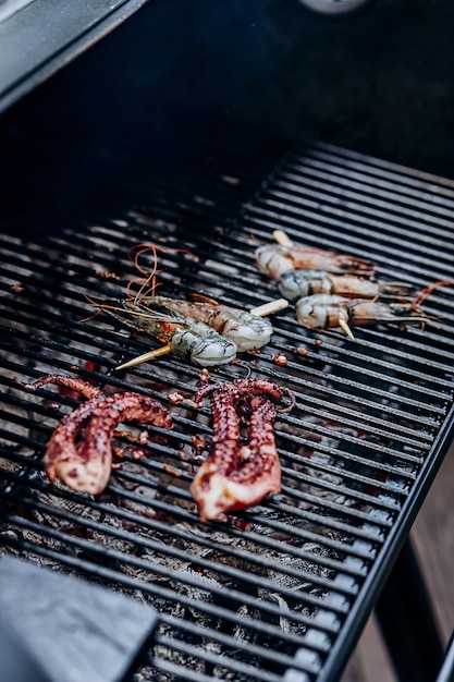 Barbacoa de mariscos BBQ. Colección de pulpo y camarones tigre a la parrilla a la parrilla