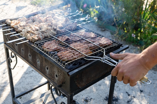 Barbacoa a la parrilla. Cocinar carne a la parrilla.