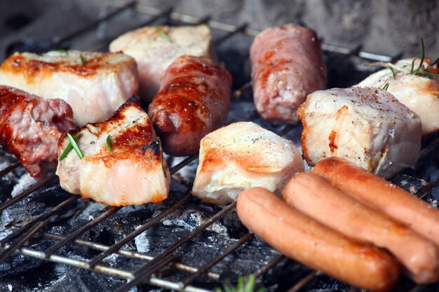 Barbacoa a la parrilla con pollo y carne.