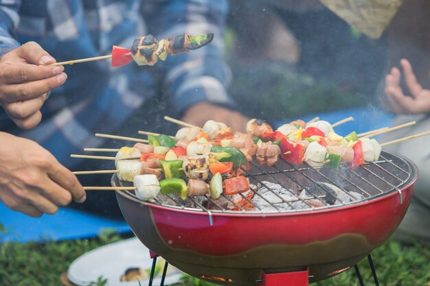 Barbacoa de salchichas y brochetas