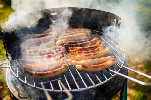 Barbacoa con salchichas a la parrilla