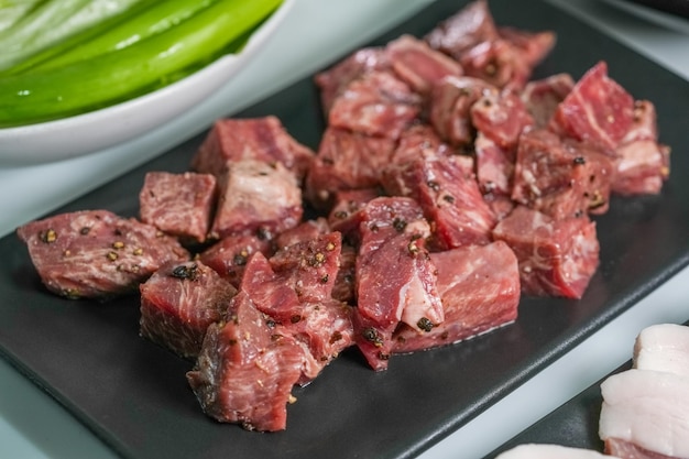 Barbacoa de ternera coreana, un popular plato coreano con guarniciones pequeñas