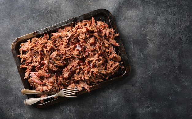 Barbacoa tradicional desmenuzada de cerdo Paleta desmenuzada de cerdo cocinada a fuego lento Jugosa carne de cerdo cocinada en un ahumador por bajo y lento