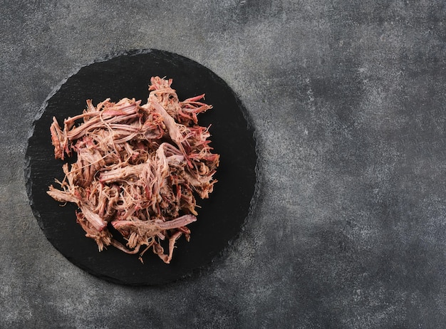 Barbacoa tradicional desmenuzada de cerdo Paleta desmenuzada de cerdo cocinada a fuego lento Jugosa carne de cerdo cocinada en un ahumador