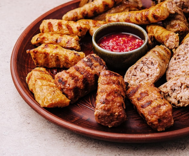 Barbacoa variada de rollos de carne o mici