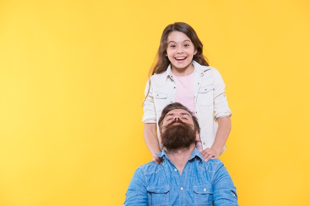 Barbearia de família Criança feliz e homem barbudo Filha e pai com barba Corte de cabelo e barba Cuidados de barbearia Barbearia Salão de cabeleireiro Barbearia reabrindo espaço de cópia