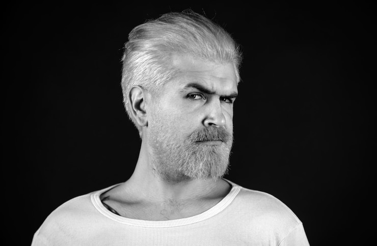 Foto barbearia tingido cabelo e barba homem cuidado com a barba e cuidado com o cabelo sério retrato de homem barbudo jovem