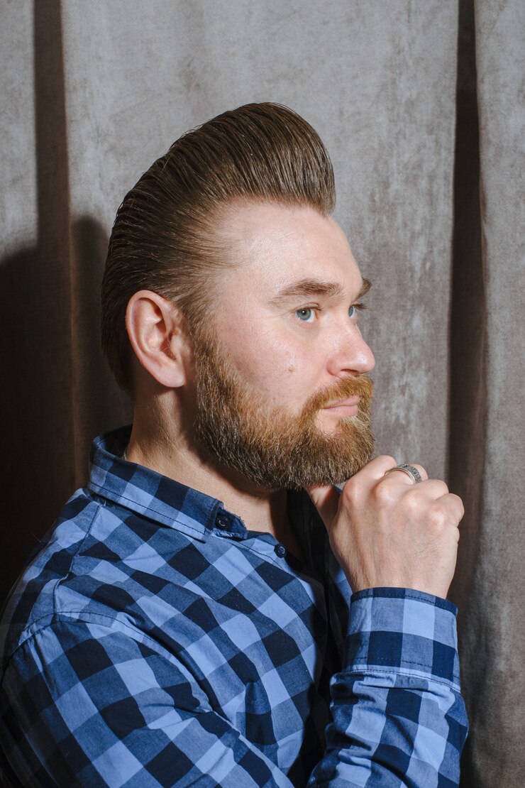 Foto barbearia, um homem com uma barba cortada. cabelos e cuidados bonitos, salão de cabeleireiro para homens. corte de cabelo profissional, penteado retrô e estilo. atendimento ao cliente.