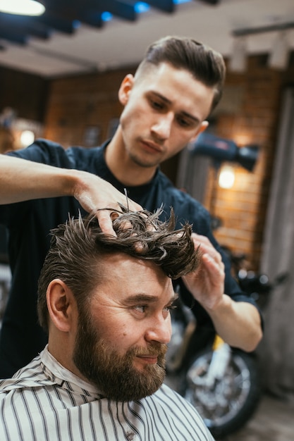 Barbearia, um homem com uma barba cortada. cuidado e cabelo bonito