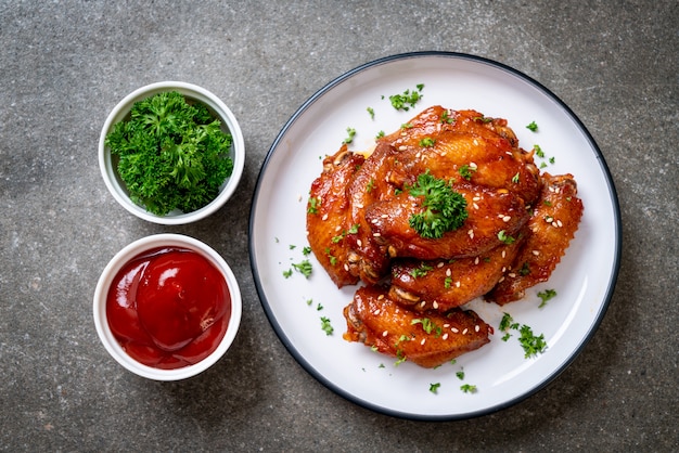 Barbecue Chicken Wings mit weißem Sesam