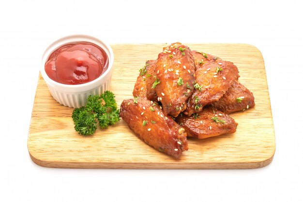 Barbecue Chicken Wings mit weißem Sesam