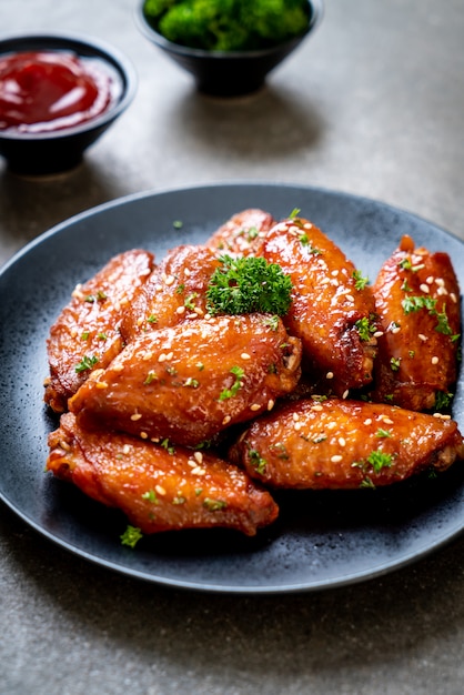 Barbecue Chicken Wings mit weißem Sesam