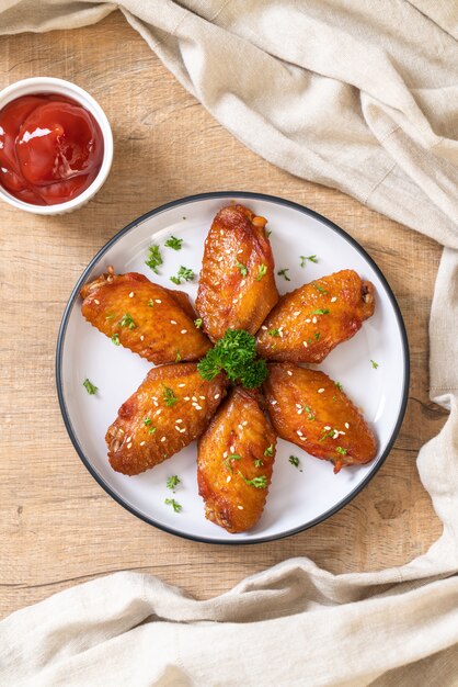 Barbecue Chicken Wings mit weißem Sesam