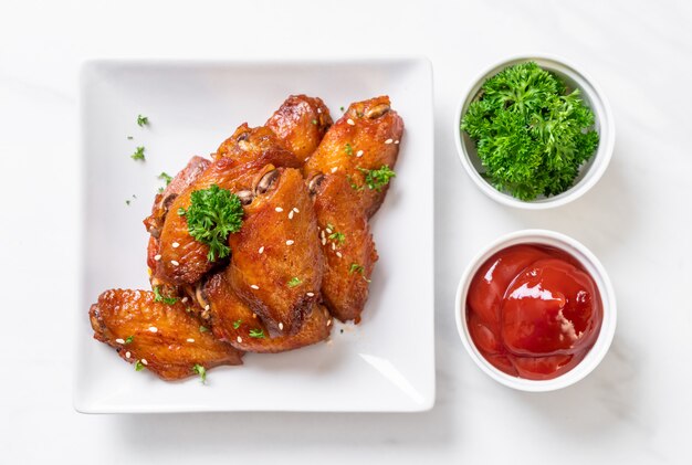 Barbecue Chicken Wings mit weißem Sesam