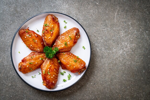 Barbecue Chicken Wings mit weißem Sesam