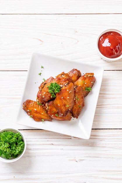 Barbecue Chicken Wings mit weißem Sesam