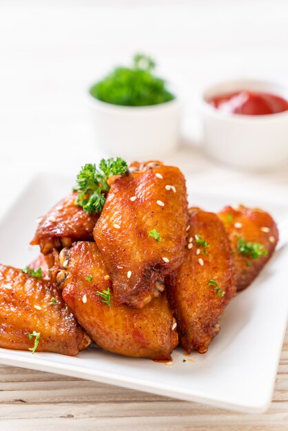 Barbecue Chicken Wings mit weißem Sesam