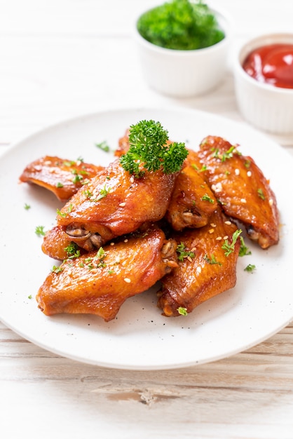 Barbecue Chicken Wings mit weißem Sesam