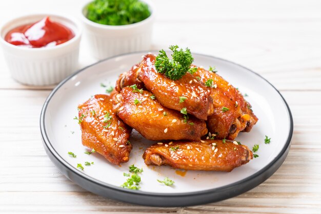 Barbecue Chicken Wings mit weißem Sesam