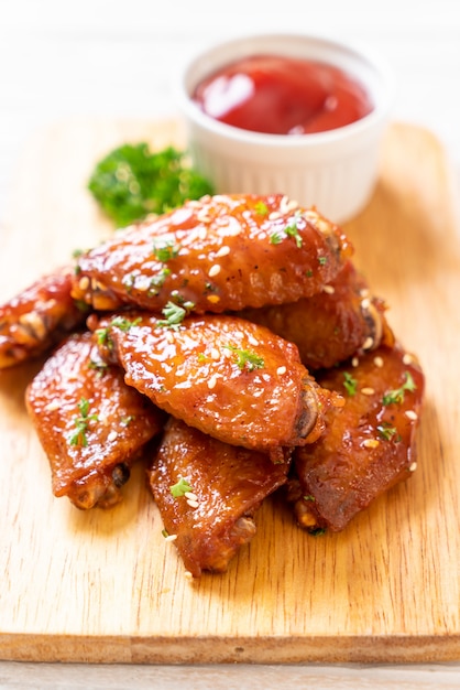 Barbecue Chicken Wings mit weißem Sesam