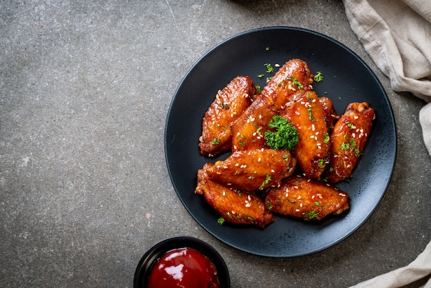 Barbecue Chicken Wings mit weißem Sesam