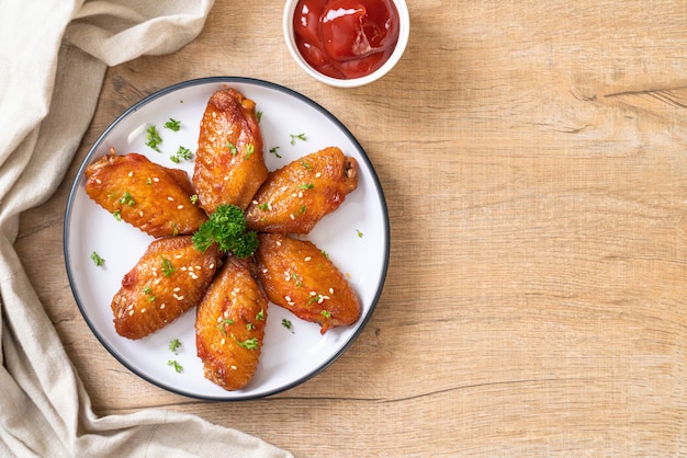 Barbecue Chicken Wings mit weißem Sesam