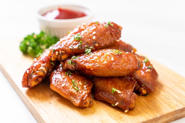 Barbecue Chicken Wings mit weißem Sesam