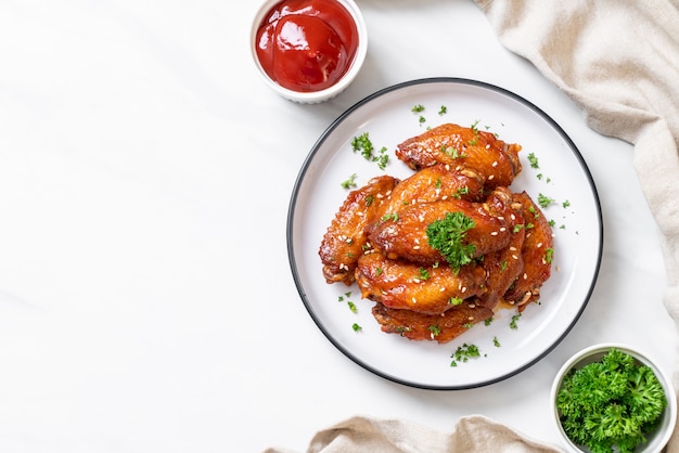 Barbecue Chicken Wings mit weißem Sesam