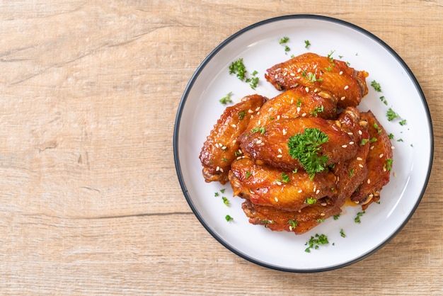 Barbecue Chicken Wings mit weißem Sesam