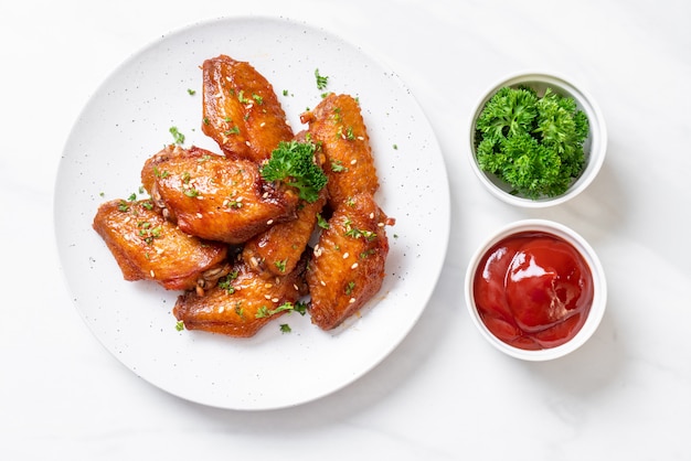 Barbecue Chicken Wings mit weißem Sesam