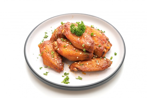 Barbecue Chicken Wings mit weißem Sesam