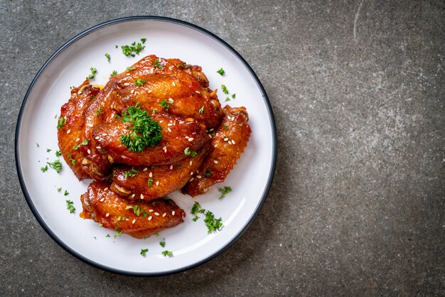 Barbecue Chicken Wings mit weißem Sesam