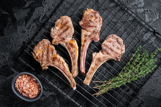 Barbecue Gegrillte Lammfleischkoteletts Hammelkoteletts Schwarzer Hintergrund Ansicht von oben