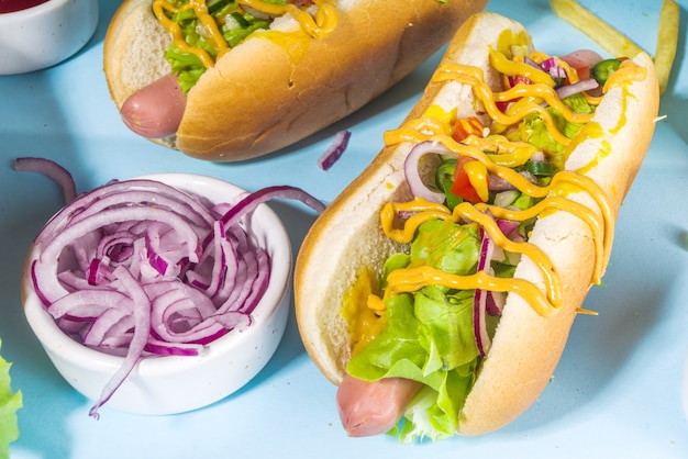 Barbecue gegrilltes Fastfood, verschiedene traditionelle amerikanische Hot Dogs mit Wurst