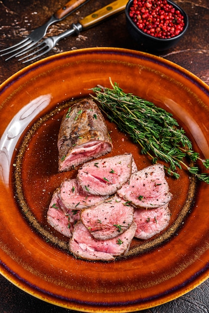 Barbecue Geschnittenes Kalbsfiletsteak in Scheiben auf einem Teller