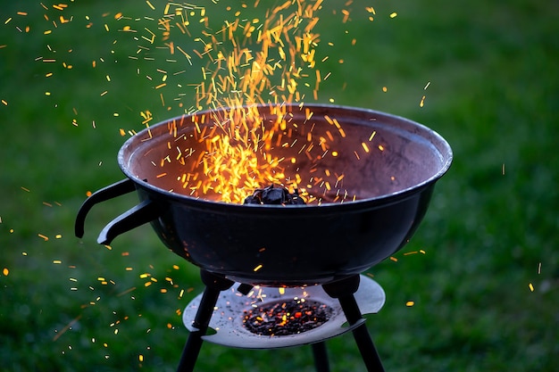 Barbecue-Grill mit Feuer auf Natur, im Freien, Nahaufnahme
