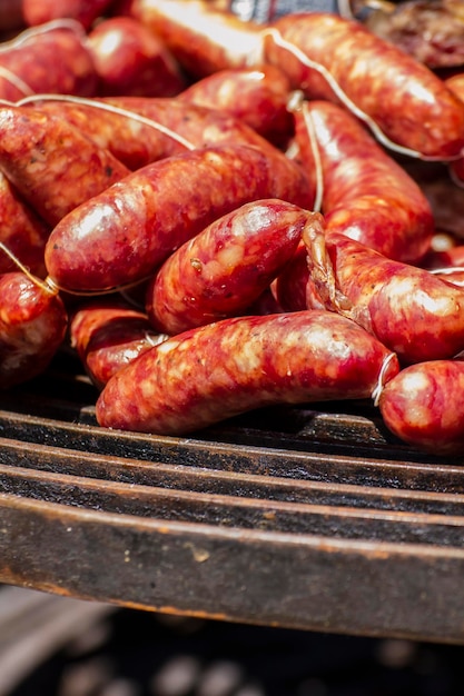 Barbecue, handwerkliche Würste auf einem mittelalterlichen Jahrmarkt