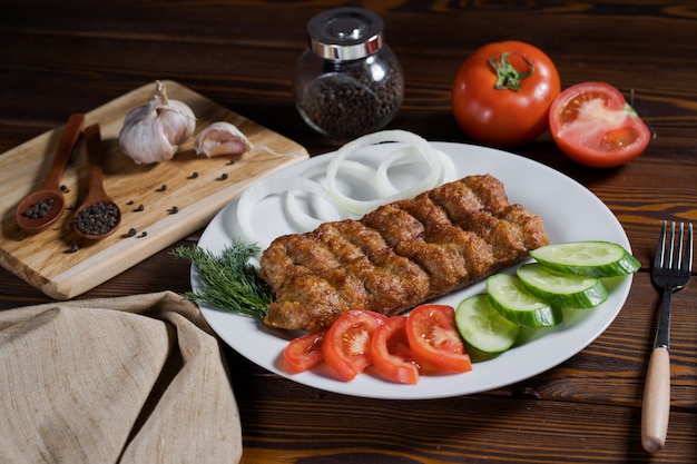 Barbecue, Hühnchen-Kebab mit Gemüse