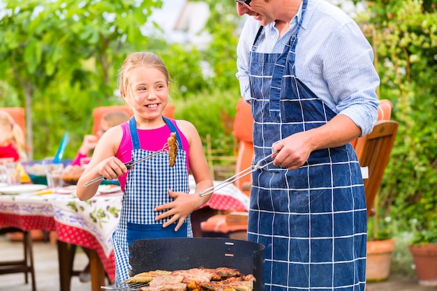 Barbecue mit der Familie im Garten