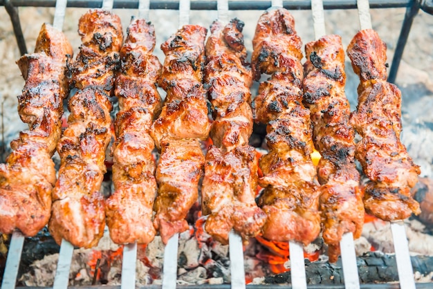 Barbecue mit gegrilltem kebab-fleisch in flammen