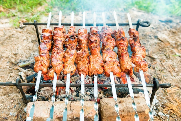 Barbecue mit gegrilltem Kebab-Fleisch in Flammen