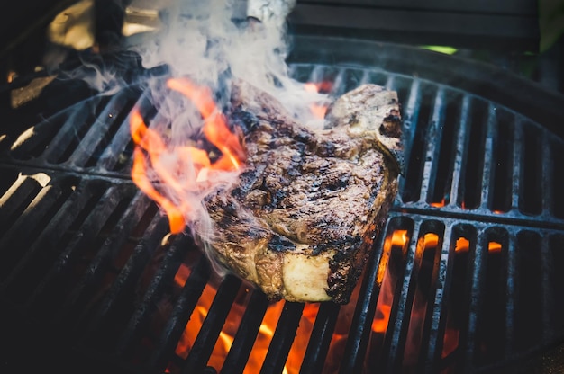 Barbecue mit leckerem Grillfleisch auf dem Grill