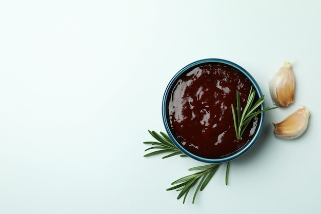 Barbecue-Sauce Rosmarin und Knoblauch isoliert