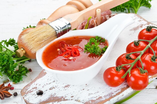 Barbecue-Sauce Tomaten Gewürze und Kräuter Ansicht von oben Freier Platz für Ihren Text