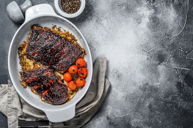 Barbecue Schweinerippchen. Gegrilltes Fleisch. Grauer Hintergrund. Ansicht von oben. Platz für Text