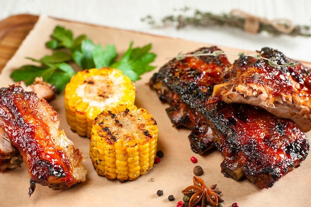 Barbecue-Spareribs mit Mais auf Holztablett