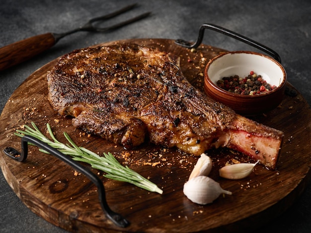 Barbecue Tomahawk-Steak auf Schneidebrett Steak mit Knochen Saftiges gegrilltes Tomahawk-Rindersteak