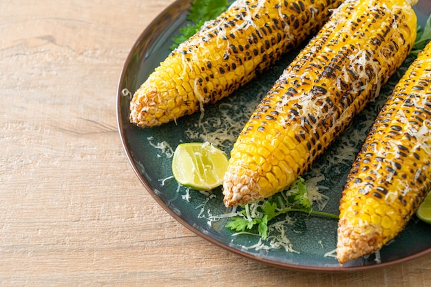 Barbecue und gegrillter Mais mit Käse und Kalk